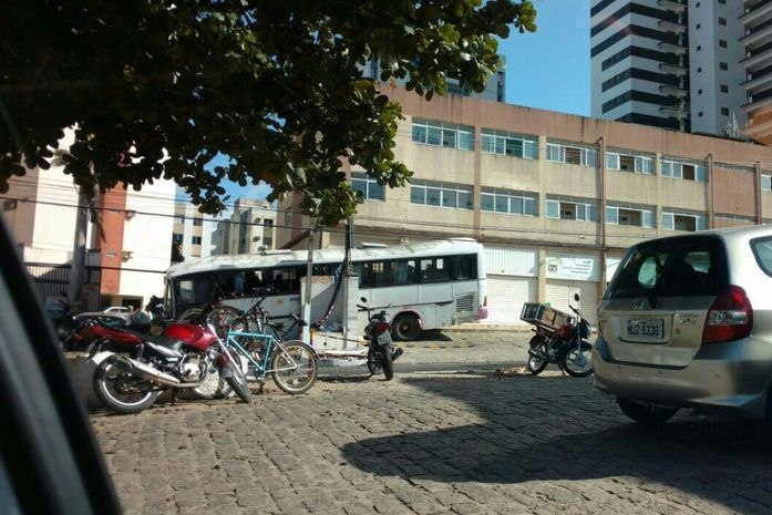Ônibus atinge muro no Pinheiro