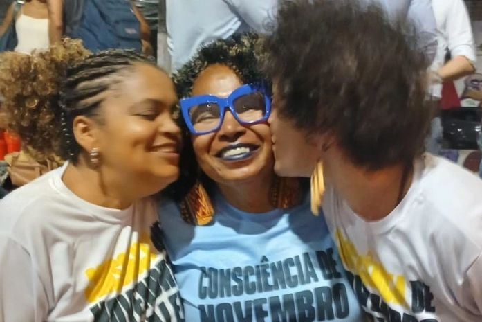 Estive com minhas irmãs pretas, no samba na Mureta da Lapa, no Rio de Janeiro. Um reencontro de milhões