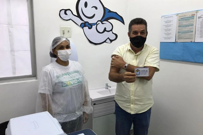 Prefeito Neno Freitas é vacinado em Branquinha