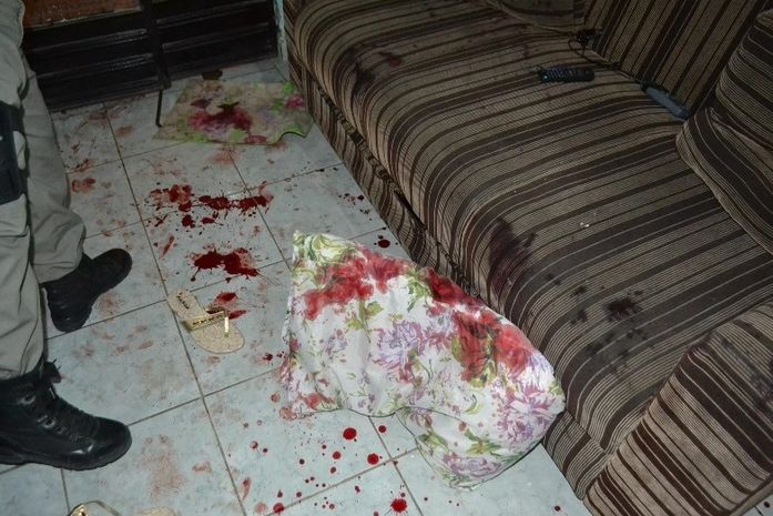 Homem é executado e esposa fica ferida em atentado dentro de residência