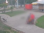 Vídeo mostra dupla levando corpo de homem em carro de mão e abandonando em praça
