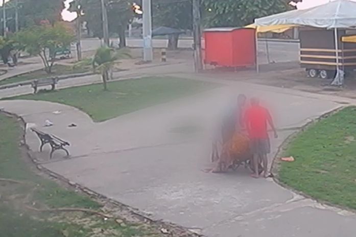 Vídeo mostra dupla levando corpo de homem em carro de mão e abandonando em praça