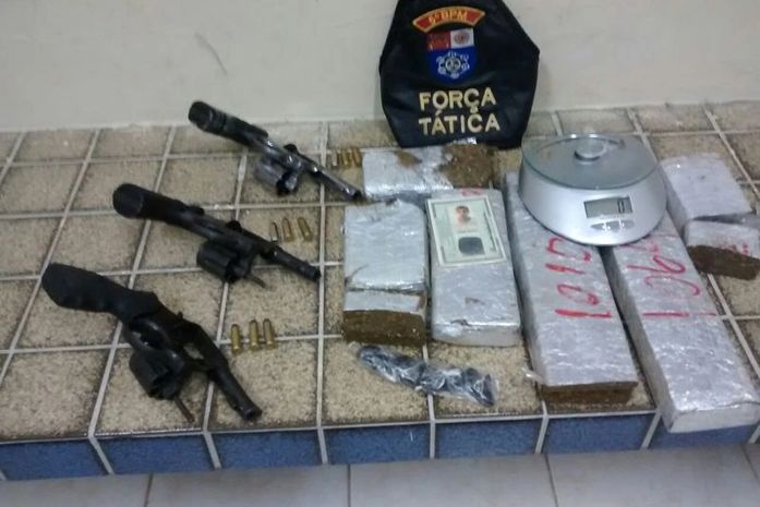 Trio é preso por tráfico de drogas e porte ilegal de arma de fogo