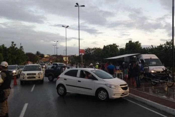 Veículos foram abordados durante a operação
