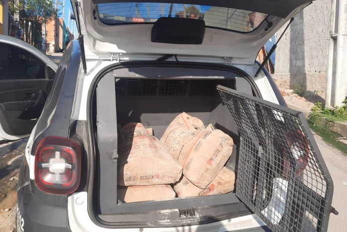 Presos suspeitos de furtar mais de 300 sacos de cimento de depósito na Barra de São Miguel