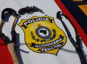 Estilingues e revólver foram apreendidos