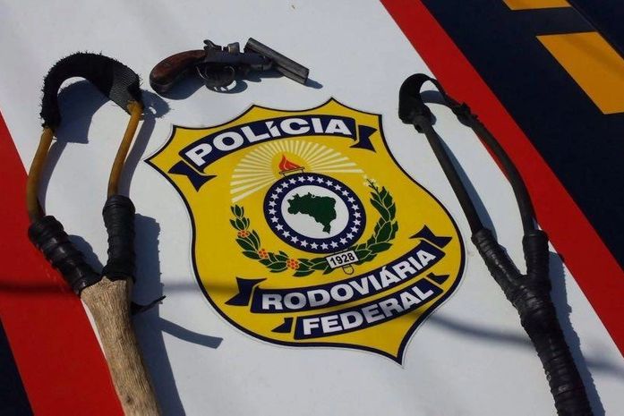 Estilingues e revólver foram apreendidos