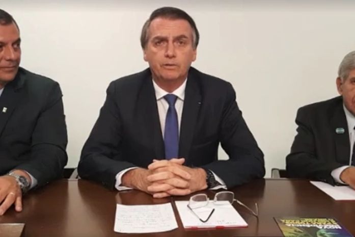Bolsonaro estava acompanhado do ministro do Gabinete de Segurança Institucional (GSI), Augusto Heleno; e do O porta-voz, Otávio do Rêgo Barros.