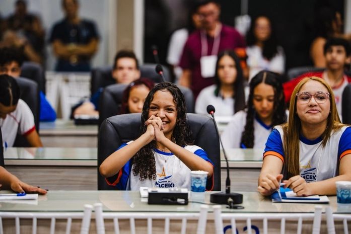 Estudante de escola municipal se destaca em projeto que aproxima jovens do legislativo