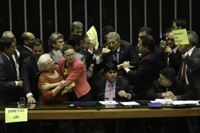 Plenário da Câmara suspende Ordem do Dia após protestos da oposição e tumulto entre deputados