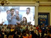 Aécio Neves discursa na sede da Associação Comercial, em Jaraguá