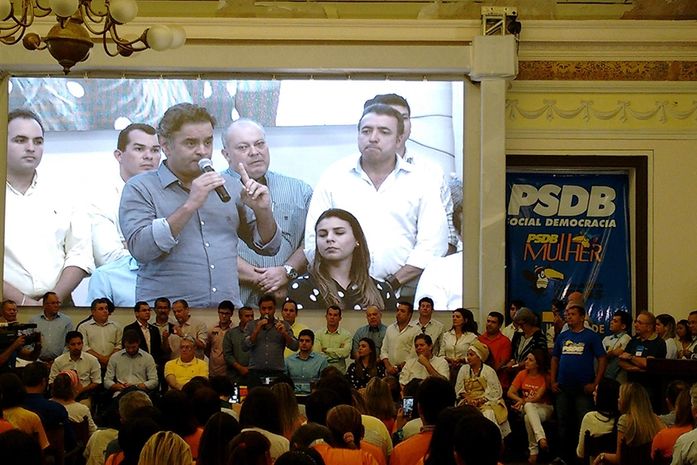 Aécio Neves discursa na sede da Associação Comercial, em Jaraguá