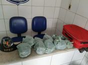Tabletes de maconha estavam distribuídos em diversos pacotes, dentro de uma mala.