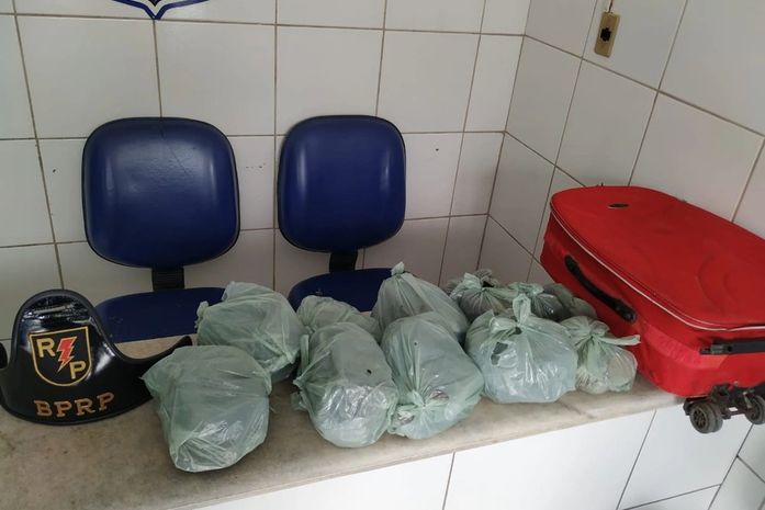 Tabletes de maconha estavam distribuídos em diversos pacotes, dentro de uma mala.