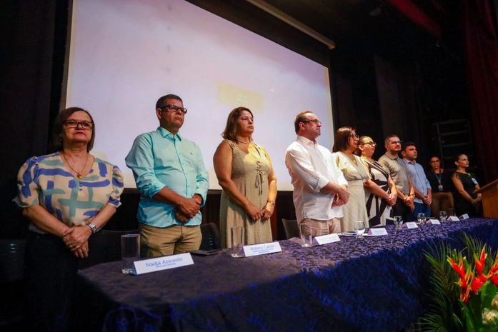 Durante posse de gestores escolares, prefeito Luciano anuncia 397 vagas para concurso da Educação