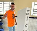 Victor Rocha, candidato à prefeito, vota em Anadia