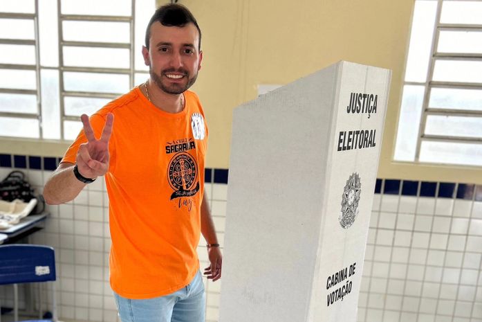 Victor Rocha, candidato à prefeito, vota em Anadia