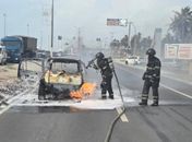 Veículo fica totalmente destruído após incêndio na Avenida Assis Chateaubriand