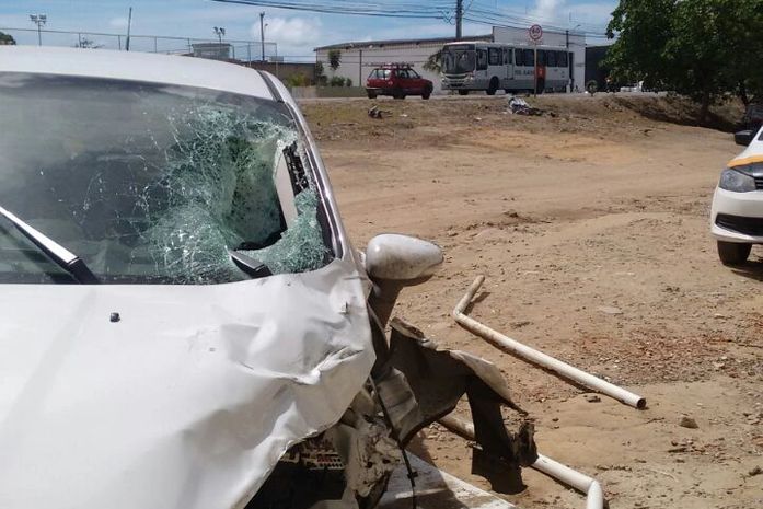 Motorista passou mal, veículo invadiu via e colidiu com moto