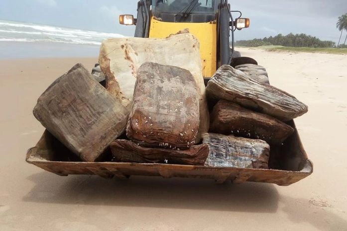 Fardos oriundos de suposto navio naufragado são recolhidos em praia do litoral Sul