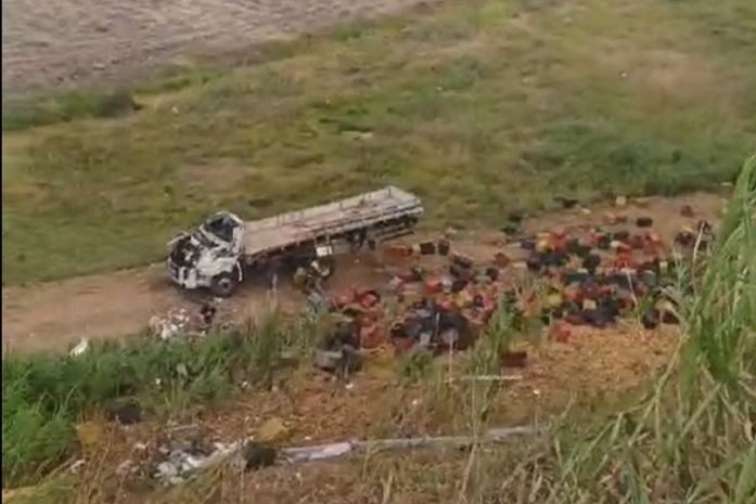 Caminhão com carga de verdura tombou na BR-104