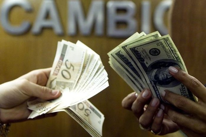 Dólar cai e fecha no menor valor desde agosto
