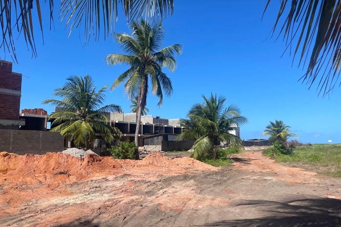 ‘O muro engoliu a área onde a gente trabalhava’: avanço do turismo ameaça pescadores em AL