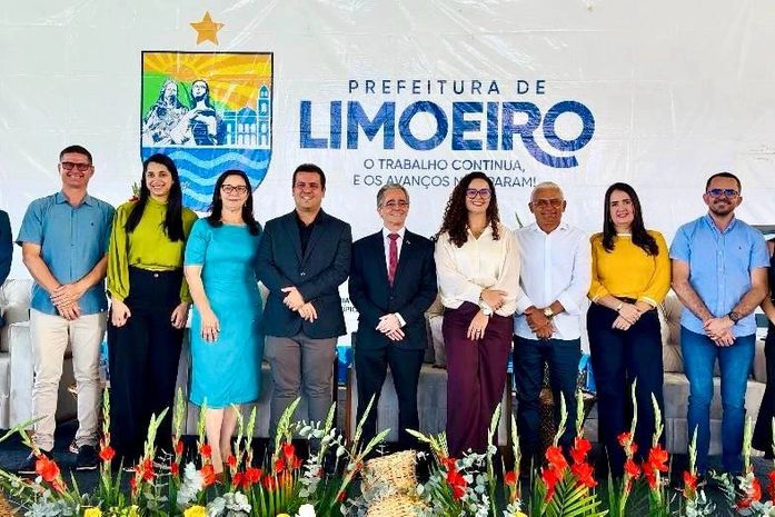 Prefeitura de Limoeiro de Anadia entrega 101 títulos de propriedade através do Programa Moradia Legal