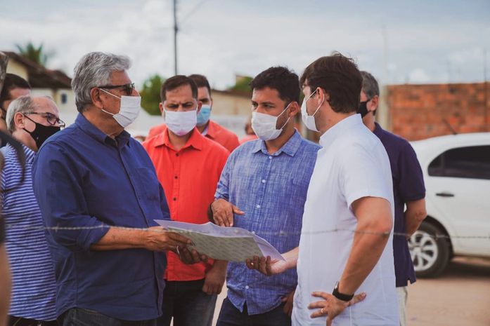 Rodrigo e Cacau visitam terreno onde serão erguidas casas para vítimas de enchente em Marechal Deodoro