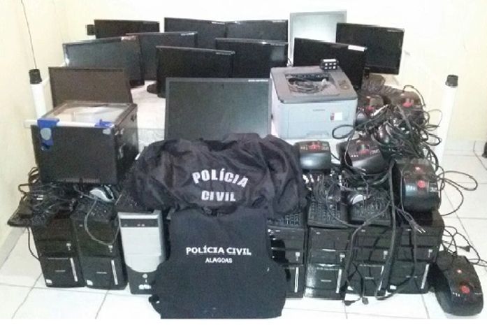 Adolescentes são presos após assaltarem escola
