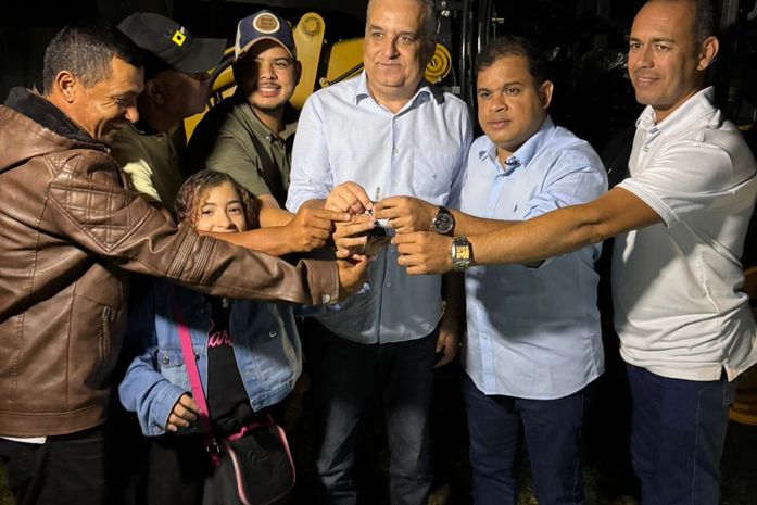 Palmeira dos Índios recebe retroescavadeira e anúncio de R$ 1 milhão para a assistência social e R$ 2,3 milhões para hospital