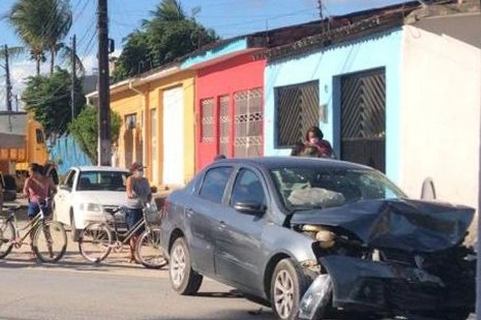Dupla rouba carro e provoca acidente envolvendo outros dois veículos em Rio Largo; suspeitos foram presos