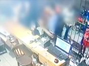 Suspeito encapuzado assalta lanchonete, clientes e motoboys em Maceió