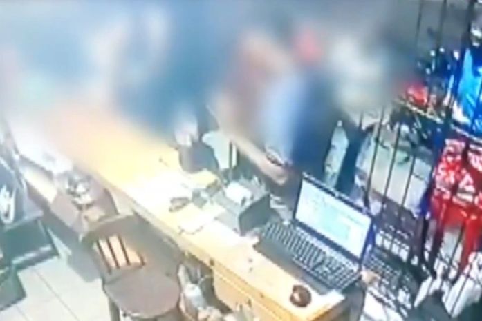 Suspeito encapuzado assalta lanchonete, clientes e motoboys em Maceió
