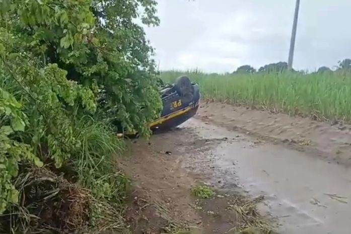 Viatura da PRF que seguia do RJ para PE capota na BR-101, em Teotônio Vilela