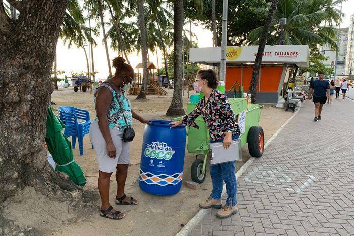 Em um mês, coleta seletiva recolheu mais de 90 toneladas de coco na orla de Maceió