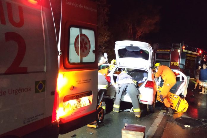 Colisão traseira entre carro e trator