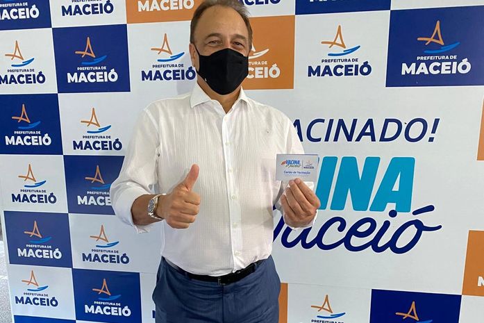 Deputado Galba Novaes é vacinado em Maceió e incentiva população a se imunizar