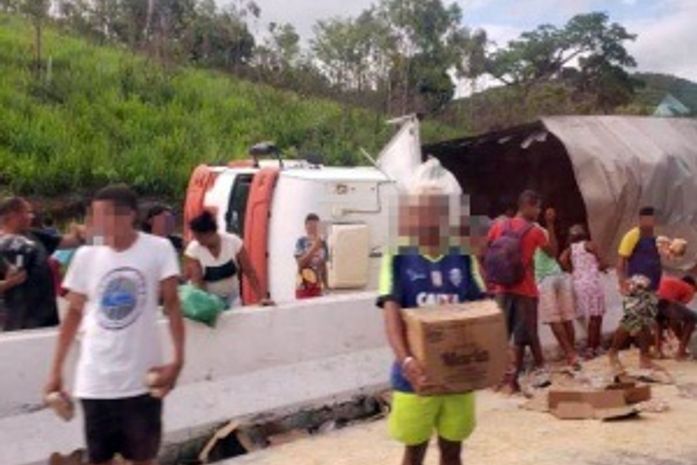 Após o acidente, populares saquearam parte da carga.