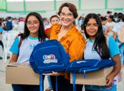 Após receberem fardamento e chromebooks estudantes de Lagoa da Canoa são contemplados com kits de material escolar 