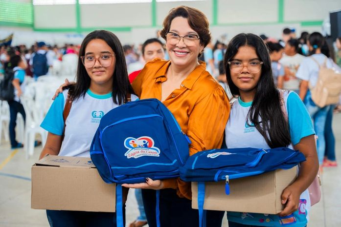 Após receberem fardamento e chromebooks estudantes de Lagoa da Canoa são contemplados com kits de material escolar