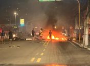 Vídeo: Em protesto contra a falta de água, moradores fecham via no bairro Cruz das Almas, em Maceió