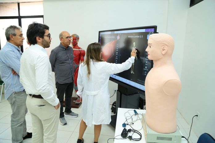 Prefeito Ronaldo Lopes visita instalações da faculdade de medicina de Penedo
