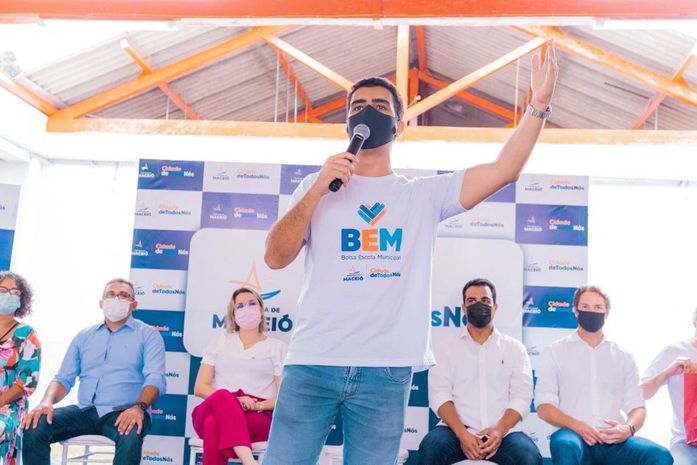 Prefeito JHC entrega reforma da Escola Hermínio Cardoso em Fernão Velho