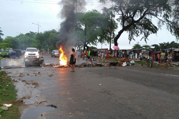 Protesto bloqueia via no Vergel