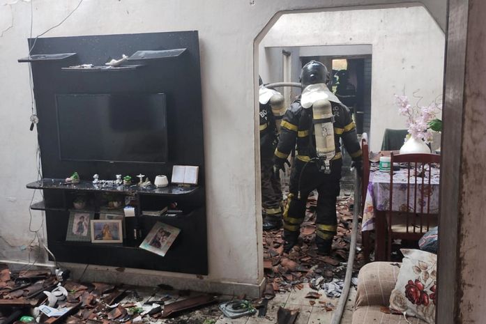 Idosa é socorrida pelo Corpo de Bombeiros após casa pegar fogo na parte alta de Maceió