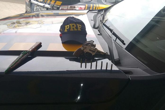 PRF prende motociclista em Sebastião por porte ilegal de arma de fogo