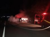 Caminhão pega fogo em rodovia 