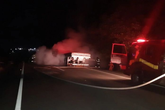 Caminhão pega fogo em rodovia