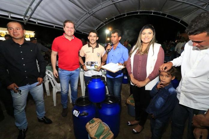 Marx Beltrão entrega trator a produtores rurais em Senador Rui Palmeira